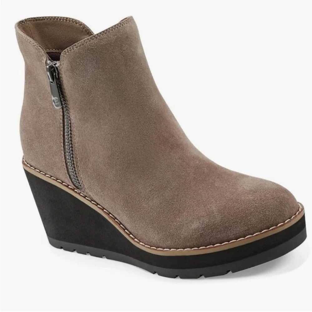 Easy Spirit Taupe and Black Wedge Boots NWOB Sz 6.5